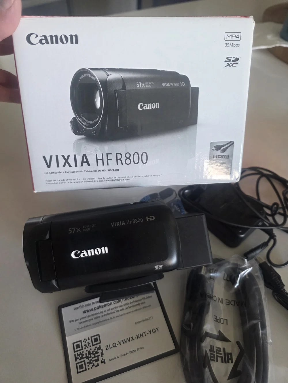 Canon VIXIA HFR800 Black and Red Retail Box